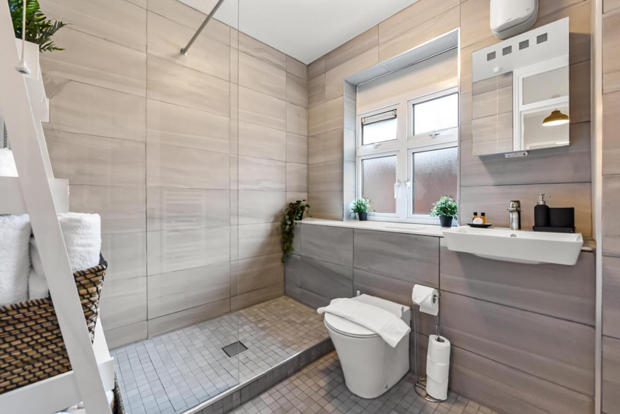 Family Friendly, Zone 2, 2 Beds, Overground London Bagian luar foto